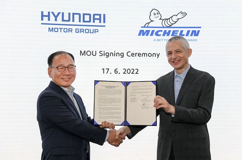 The signing of the MoU between Hyundai Motor and Michelin.