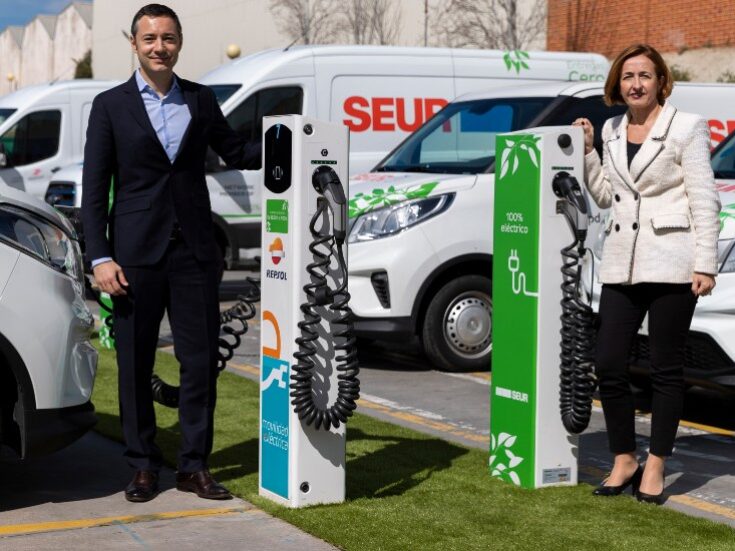 Repsol and SEUR sign a strategic agreement to advance electric mobility